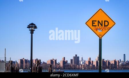 Williamsburg, Brooklyn, New York, Vereinigte Staaten von Amerika - END Straßenschild vor dem Hintergrund der Skyline von Manhattan über den East River. Stockfoto