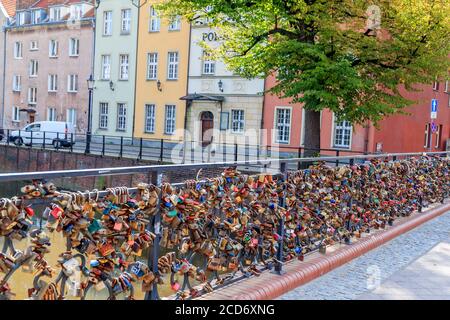 DANZIG, POLEN - 2017. AUGUST 26. Liebe Schlösser auf der Brücke und Kanal in Danzig Stockfoto