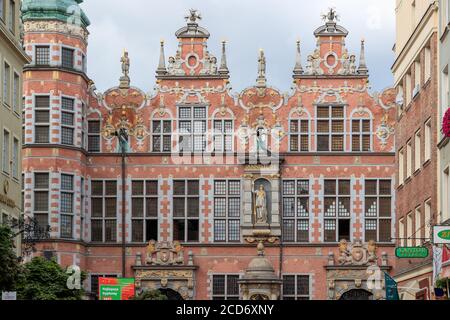 DANZIG, POLEN - 2017. AUGUST 26. Die Architektur des großen Waffenbaus ist eine der bemerkenswertesten Touristenattraktionen in Danzig Stockfoto