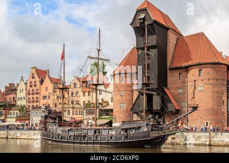 DANZIG, POLEN - 2017. AUGUST 27. Suraw Crane Gebäude an Long Bridge Damm Promenade Straße in der Nähe Motlawa Fluss Wasser in der alten historischen Innenstadt Stockfoto