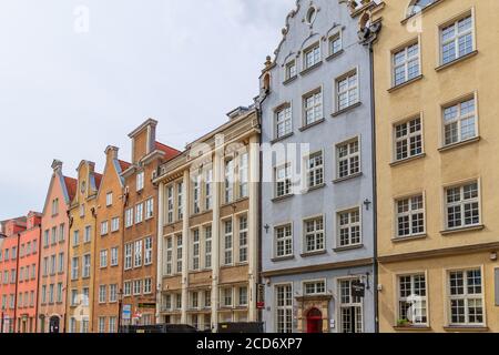 DANZIG, POLEN - 2017. AUGUST 26. Alte Stadtarchitektur, bunte Häuser in Danzig. Stockfoto