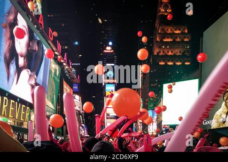 Manhattan, New York, Vereinigte Staaten von Amerika - die Times Square Silvesterfeier berühmt für Ball Drop. Luftballons fallen vom Himmel. Stockfoto