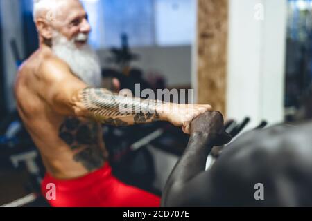 Athleten mit unterschiedlichen Alter und Rennen tun Fahrrad-Übungen in Gym - Fit Menschen Training auf dem Fahrrad-Maschine in Gesundheit Wellness-Center Stockfoto