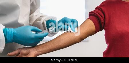 Arzt tut medizinische Injektionsspritze Impfstoff für ältere Patienten im Krankenhaus zur Prävention und stoppen Corona-Virus Ausbruch Stockfoto