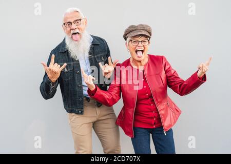 Glückliches älteres Paar, das zusammen Spaß im Freien hat - Pensionierter Mann und Frau, die verrückte Momente feiern Stockfoto
