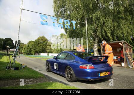 Ein 2004 Porsche 911 GT3 auf der Startlinie in Prescott Speed Hill Climb, Gloucestershire, Großbritannien. Stockfoto