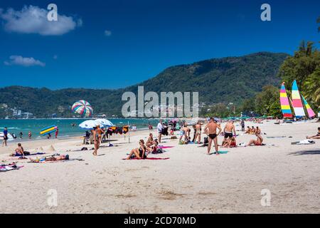 Touristen am Strand von Patong, Phuket, Thailand Stockfoto