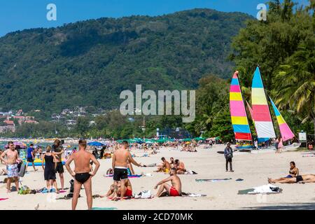 Touristen am Strand von Patong, Phuket, Thailand Stockfoto