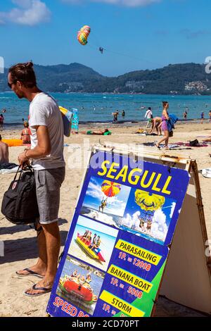 Wasseraktivitäten und Verleih am Strand in Patong, Phuket, Thailand Stockfoto