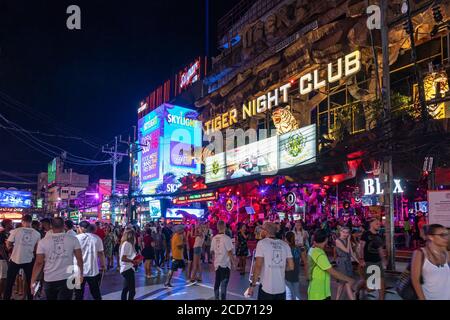 Menschenmassen und Bars auf Bangla Walking Street, Patong, Phuket, Thailand Stockfoto