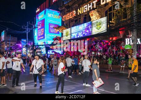 Menschenmassen und Bars auf Bangla Walking Street, Patong, Phuket, Thailand Stockfoto