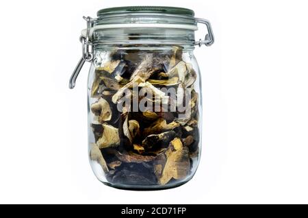 Getrockneter Boletus in einem Glas isoliert auf weißem Hintergrund Stockfoto