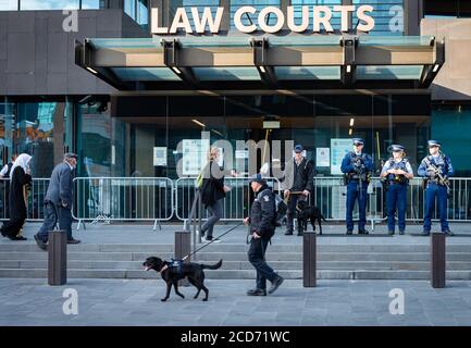 Christchurch. August 2020. Polizisten stehen Wache vor dem High Court in Christchurch in Neuseeland, 27. August 2020. Der Schütze des letztjährigen Terroranschlags auf zwei Christchurch-Moscheen in Neuseeland wurde zu lebenslanger Haft verurteilt, teilte der Oberste Gerichtshof am Donnerstag mit. Quelle: Zhu Qiping/Xinhua/Alamy Live News Stockfoto