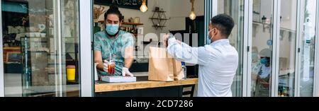 Mann, der Essen zum Mitnehmen abholt Stockfoto