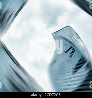 Futuristischer Hintergrund. Wolkenkratzer in radialer Unschärfe, selektiver Fokus. Stockfoto