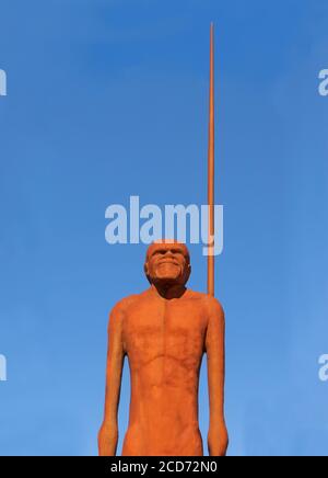 Wirin. Die neun Meter hohe Skulptur stellt den Geist und die Kultur des Noongar-Volkes dar. Skulptur isoliert auf blauem Himmel Hintergrund. Von Tjyllyungo Stockfoto