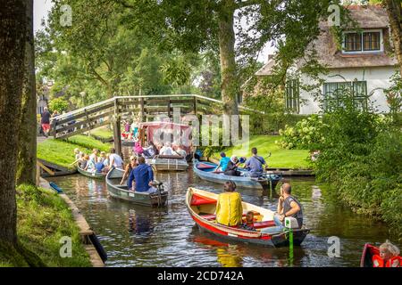 Giethoorn, Niederlande - 23. August 2017: Unbekannte Besucher bei der Bootfahrt in einem Kanal in Giethoorn. Die Stadt ist bekannt als "Venedig des Nordens" und hat o Stockfoto