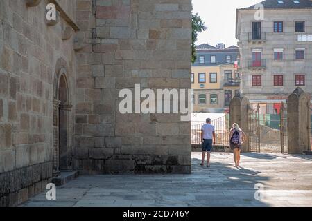 Vila Real / Portugal - 08 01 2020: Blick auf ein Paar zu Fuß auf Vila Real Innenstadt Stockfoto