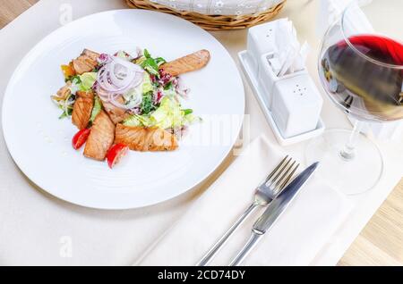 Warmer Salat mit gegrilltem Lachs Stockfoto