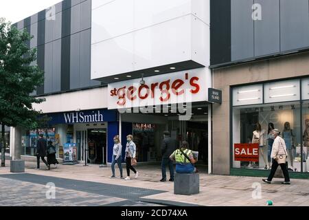 Preston, Großbritannien. Shopper in Face Masken auf Fishergate vor dem Eingang zum St George's Shopping Centre. Stockfoto