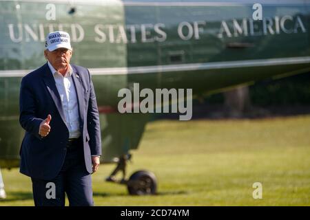 -Washington, District of Columbia - 20200726 Präsident Donald Trump, zusammen mit Jared Kushner und Ivanka Trump Spaziergang zum South Portico nach dem Schritt aus Marine One auf dem South Lawn des Weißen Hauses. Präsident Trump kehrt nach Washington zurück, nachdem er das Wochenende in seinem Club in Bedminster verbracht hat. -IM BILD: Präsident Donald Trump -FOTO von: Shawn Thew/CNP/startraksphoto.com -072620 Trump-Return 005 Dies ist ein redaktionelles, lizenzpflichtige Bild. Bitte kontaktieren Sie Startraks Photo für Lizenzgebühren und Rechtsinformationen unter sales@startraksphoto.com oder rufen Sie +1 212 414 9464 Dieses Bild ist möglicherweise nicht Stockfoto