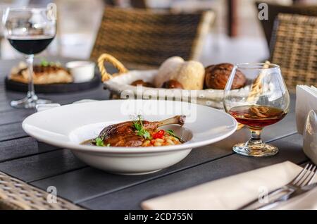 Ente Confit Bein mit weißen Bohnen garnieren Stockfoto