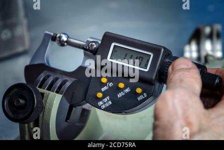 Gerät zur Messung der Dicke eines Metallprodukts Stockfoto