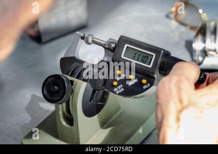 Gerät zur Messung der Dicke eines Metallprodukts Stockfoto
