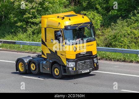 Neue Renault Yellow Sport Racing Tractor Unit; Spedition Lieferwagen, LKW, Transport, LKW, Frachtführer, Fahrzeug, Europäische kommerzielle Transportindustrie LKW, M6 in Manchester, UK Stockfoto