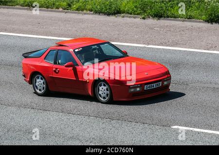 1989 rot Porsche 944 S2 Cabrio;Fahrzeug Verkehr Moving Vehicles, Autos fahren Fahrzeug auf britischen Straßen, Motoren, Fahren auf der Autobahn M6-Netz. Stockfoto