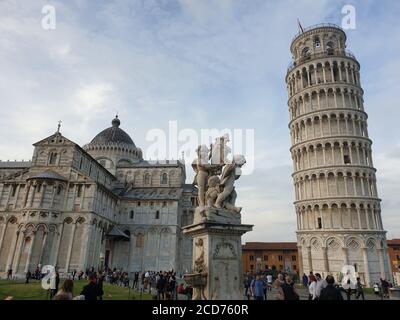 Der schiefe Turm von Pisa und Piazza dei Miracoli an einem sonnigen Tag - der Miracle Square, der schiefe Turm und die Kathedrale wird jeden Tag von Thou besucht Stockfoto