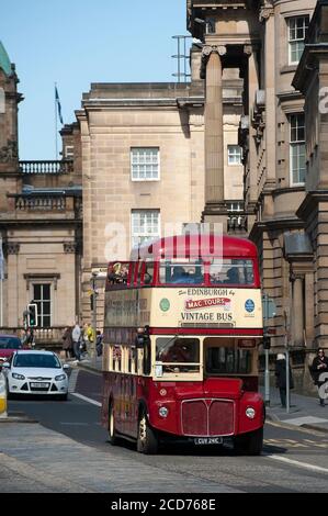 Touristen genießen eine Open-Top-Bus-Tour durch die Stadt Edinburgh in einem alten Doppeldeckerbus. Stockfoto