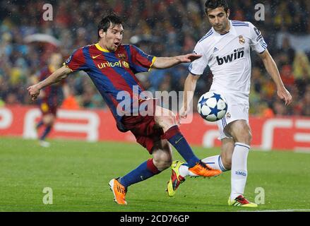 Barcelona, Spanien. Mai 2011. firo Fuvuball, Fußball, International, Halbfinalspiel 03.05.2011 UEFA Champions 2010/2011 FC Barcelona - Real Madrid 1: 1 Duelle Leo Messi (r) des FC Barcelona und Raul Albiol von Real Madrid während des UEFA Champions League Spiels Eric Abidal (c) des FC Barcelona mit Trainer Pep Guardiola während des UEFA Champions League Spiels.Mai.weltweite Nutzung Credit: dpa/Alamy Live News Stockfoto