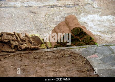 Bei der Herstellung eines kleinen neuen Rasens, Kent, England (3 von 5) mit dem alten Gras entfernt und die neuen Turves geliefert Stockfoto