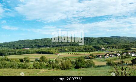Sanfte Hügel und landwirtschaftliche Felder in der Nordschweiz Stockfoto