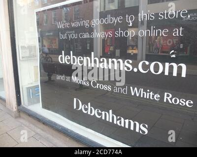 Großes Schild im Fenster des ehemaligen Debenhams-Ladens am Davygate in York, das besagt, dass die Filiale geschlossen wurde. Die britische Kaufhauskette hat Probleme Stockfoto