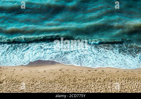 Meersand, Fußabdrücke im Sand, Schaumstoff Draufsicht. Horizontales Seestück Foto. Stockfoto