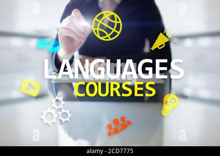 Sprachkurse, Online-Lernen, Englischunterricht, E-Learning-Konzept auf virtuellem Bildschirm Stockfoto