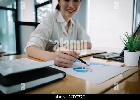 Business man Investment Consultant Analyse des Jahresfinanzberichts des Unternehmens Bilanzauszug arbeiten mit Dokumenten Grafiken. Konzeptbild von Stockfoto