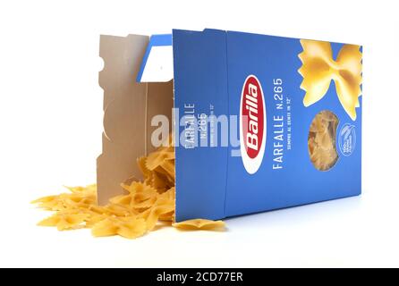 CHISINAU, MOLDAWIEN - JAugust 22, 2020: Barilla Farfalle Nr 265. Italienische Pasta in einer Box isoliert auf weißem Hintergrund. Barilla ist ein italienisches Lebensmittelunternehmen Stockfoto