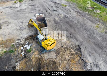 Bagger lädt Sand in den LKW Draufsicht Stockfoto