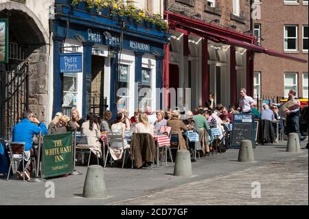 Menschen, die im Freien essen, Restaurants an einer Straße in der Stadt Edinburgh, Schottland. Stockfoto