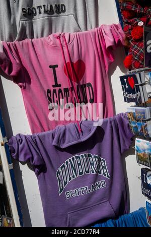 Sweatshirts zum Verkauf in einem Souvenirladen in der Stadt Edinburgh, Schottland. Stockfoto