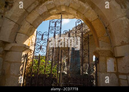 Ruinen der Kirche Santa Maria de la Varga und Friedhof. Uceda, Provinz Guadalajara, Castilla La Mancha, Spanien. Stockfoto