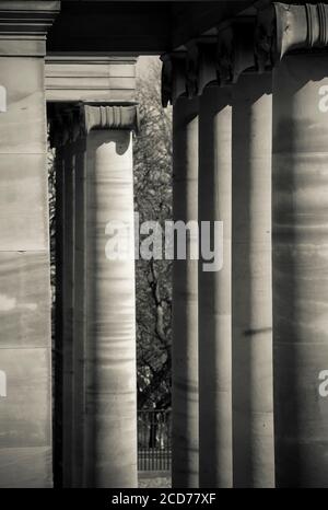 Kolonnade außerhalb der Royal Scottish Academy, Edinburgh, Schottland. Stockfoto