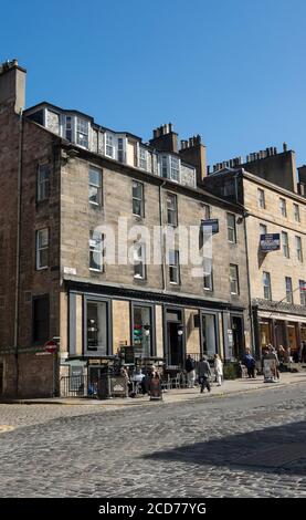 Menschen, die im Freien vor einem Restaurant in einer Straße in der Stadt Edinburgh, Schottland, speisen. Stockfoto