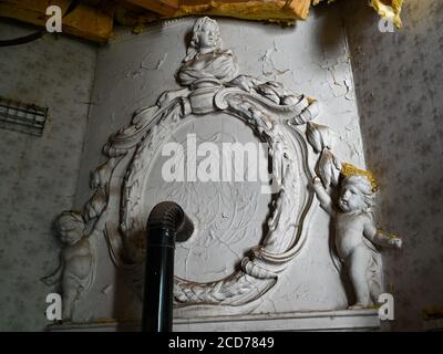 Heinersdorf, Deutschland. August 2020. Eine Stovepipe wurde einfach durch ein Wappen aus historischem Stuck im Herrenhaus Heinersdorf in der oder-Spree aufgestellt. Brandenburg ist reich gesegnet mit alten Villen und Schlössern. Wo finanziell starke neue Besitzer und Nutzer gefunden werden, blühen die Denkmäler neu. Gehören sie jedoch zu Gemeinden, sind sie in der Regel überfordert. In Heinersdorf kämpfen die Bürger seit Jahren um die Rettung "ihres" Herrenhauses. Quelle: Patrick Pleul/dpa-Zentralbild/ZB/dpa/Alamy Live News Stockfoto