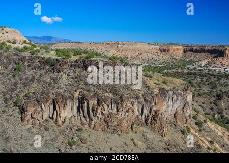 Landschaft von ariden rosa Canyons und Mesas, Jemez Mountains, New Mexico, USA. Reisen Sie in südwestlicher Wildnis unter blauem Himmel Stockfoto