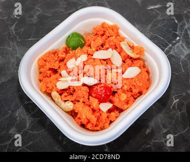 Gajar ka Halwa Süßes Dessert Pudding auf Karottenbasis aus Indien Subkontinent Stockfoto