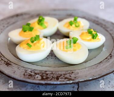 Gefüllte Eier mit Eigelb und Mayonnaise Stockfoto